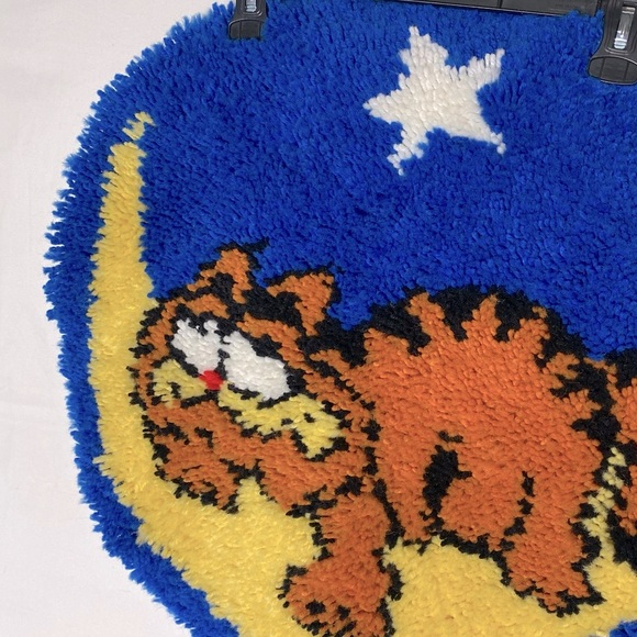Vintage Handmade Round Garfield Rug - Picture 9 of 15